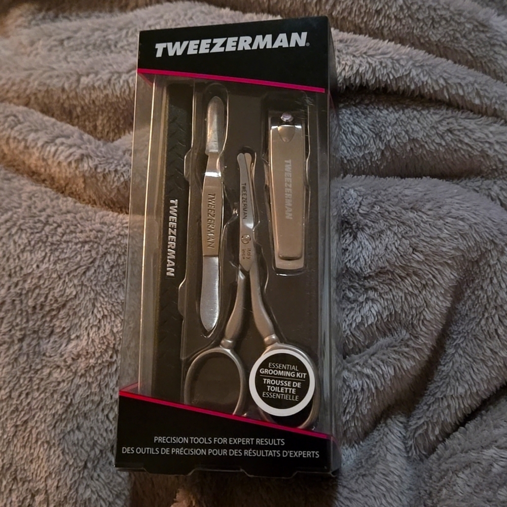 💥NEW IN BOX TWEEZERMAN ESSENTIAL GROOMING KIT💥 Has tweezers, ✂️ & 💅 clippers